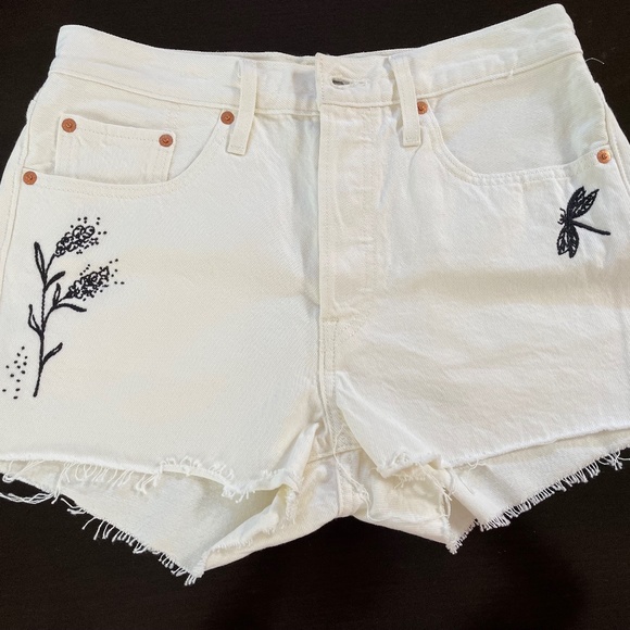 Levi’s 501 shorts cream dragonfly embroidered size 28 - Picture 1 of 6